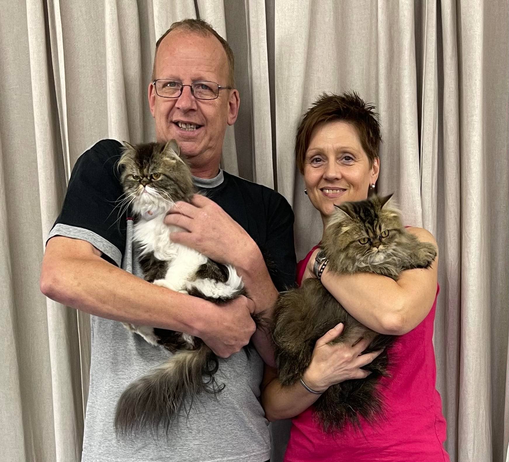 Frank und Dagmar Reimann, jeder mit einer Perserkatze auf dem Arm